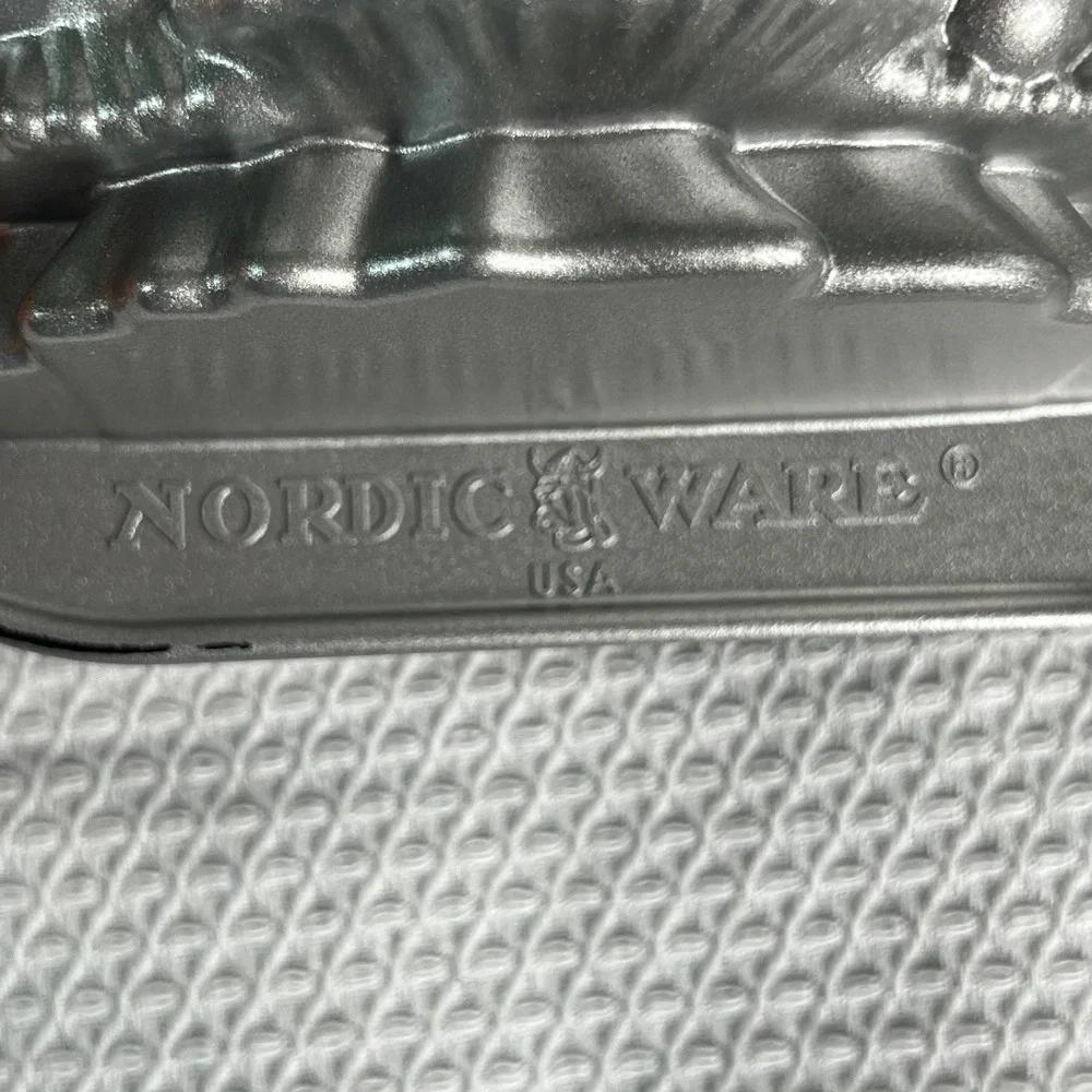Nordic Ware Christmas Tree Cake‎ Pan 3D Stand Up Cast Aluminum 9 Cup Holiday USA